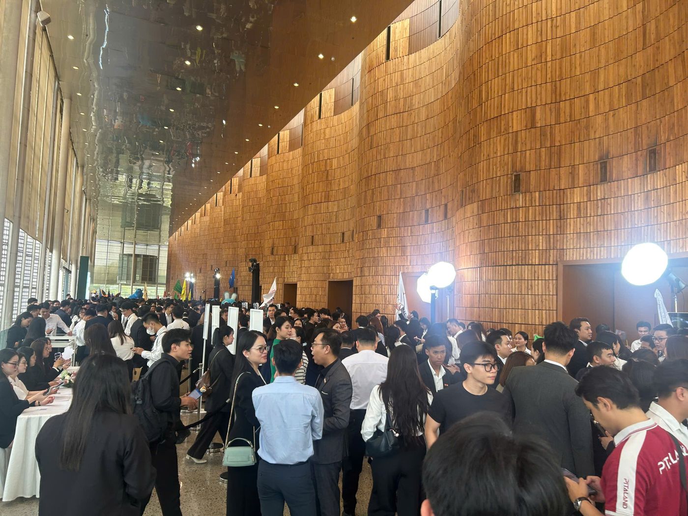 Sự kiện Kick Off The Emerald Boulevard quy tụ gần 4000 sale và 50 đại lý
