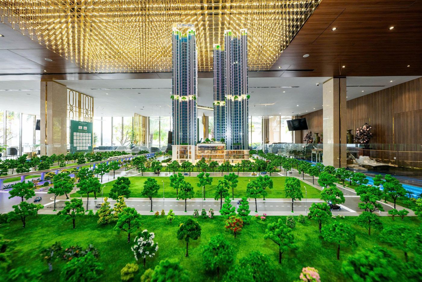 Không gian trưng bày sa bàn The Emerald Boulevard với ánh sáng sang trọng
