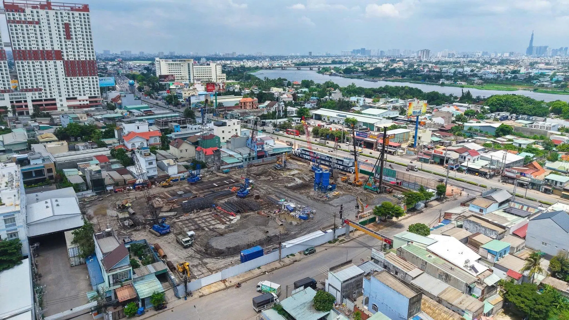 Công trường The Emerald Boulevard ngày 09/06/2026 nhìn từ Quốc lộ 13