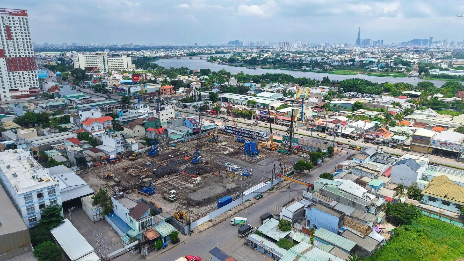 Cập nhật tiến độ xây dựng The Emerald Boulevard ngày 09/06/2026 nhìn toàn cảnh công trường Quốc lộ 13