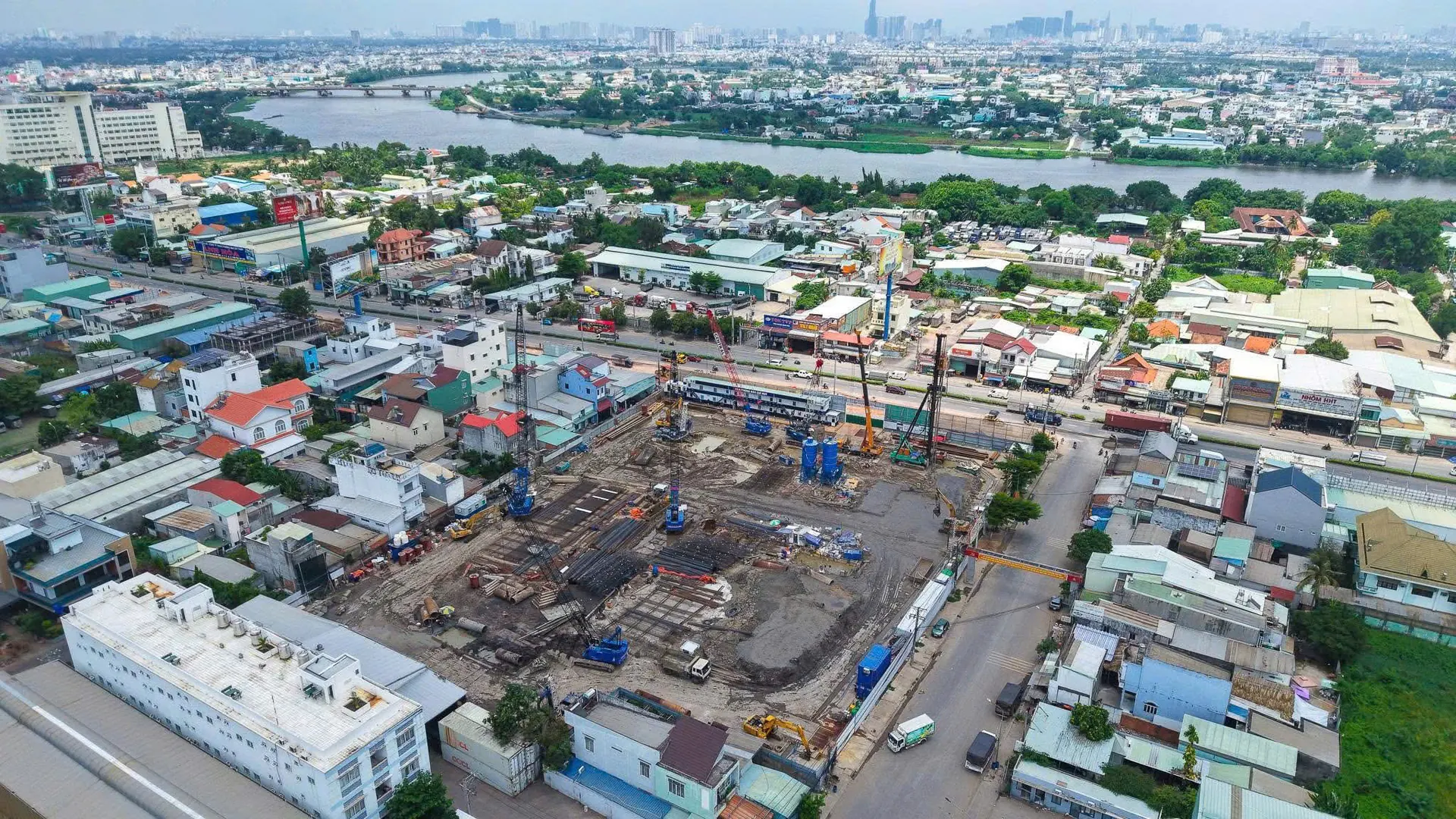 Toàn cảnh tiến độ The Emerald Boulevard ngày 09/06/2026 hướng sông Sài Gòn
