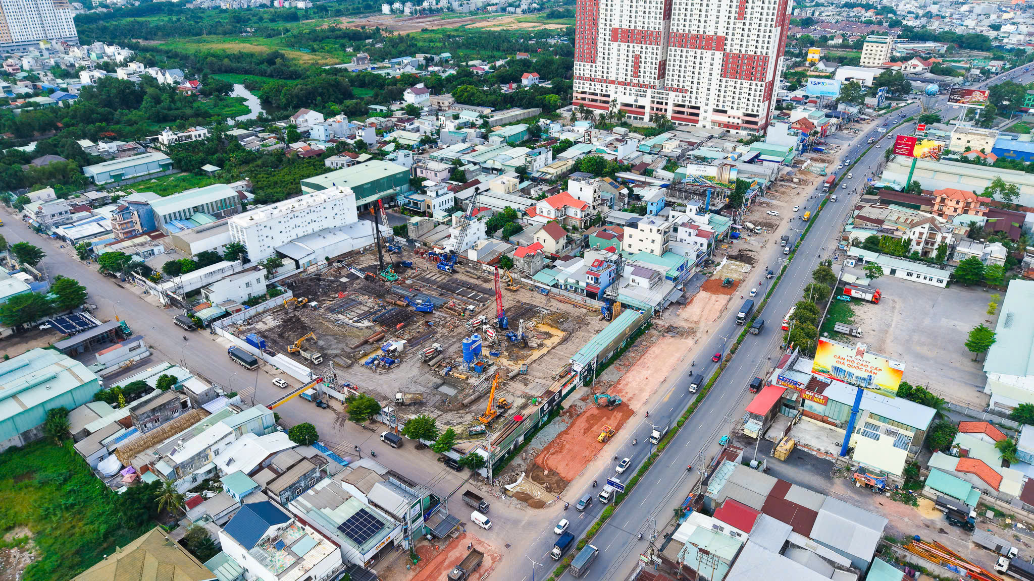 Tiến độ The Emerald Boulevard nhìn từ Quốc lộ 13 ngày 24/05/2026