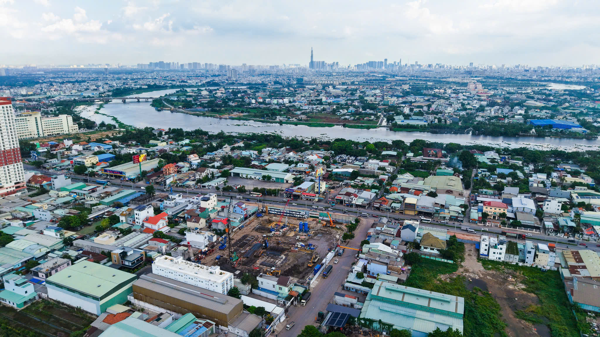 Toàn cảnh The Emerald Boulevard hướng sông Sài Gòn và skyline TP.HCM ngày 24/05/2026